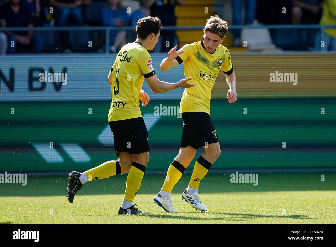 Venlo, Niederlande . August 2024. VENLO, NIEDERLANDE - 25. AUGUST: Tim Braem vom VVV Venlo feiert sein Tor mit Simon Janssen vom VVV Venlo während des Spiels VVV Venlo zwischen Roda JC Kerkrade im Covebo Stadion - de Koel am 25. August 2024 in Venlo, Niederlande. (Foto von Orange Pictures) (Foto von Orange Pictures/Orange Pictures) Credit: Orange Pics BV/Alamy Live News Stockfoto
