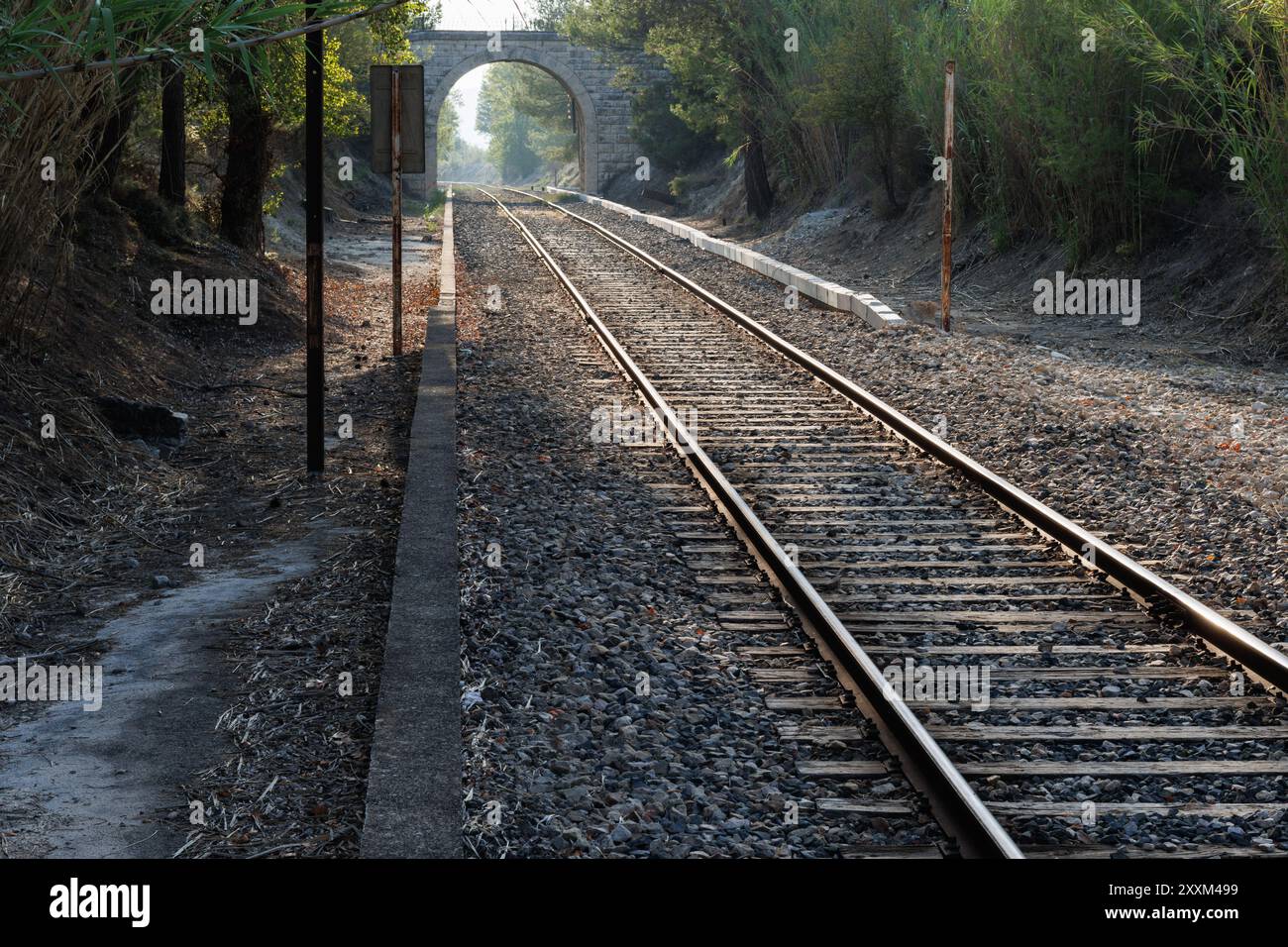 Wunderschöne Landschaft der Eisenbahnlinie, die Alcoy mit Valencia verbindet, in der kleinen und touristischen Stadt Agres, Spanien Stockfoto