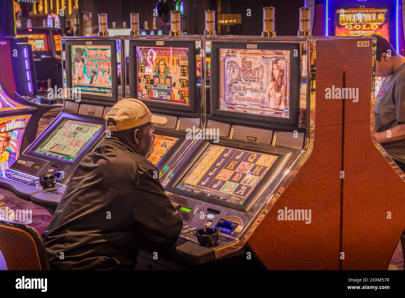 Der Mann, der an Spielautomaten im schicken Casino in Las Vegas, einer Spielhauptstadt der USA, spielt. Stockfoto