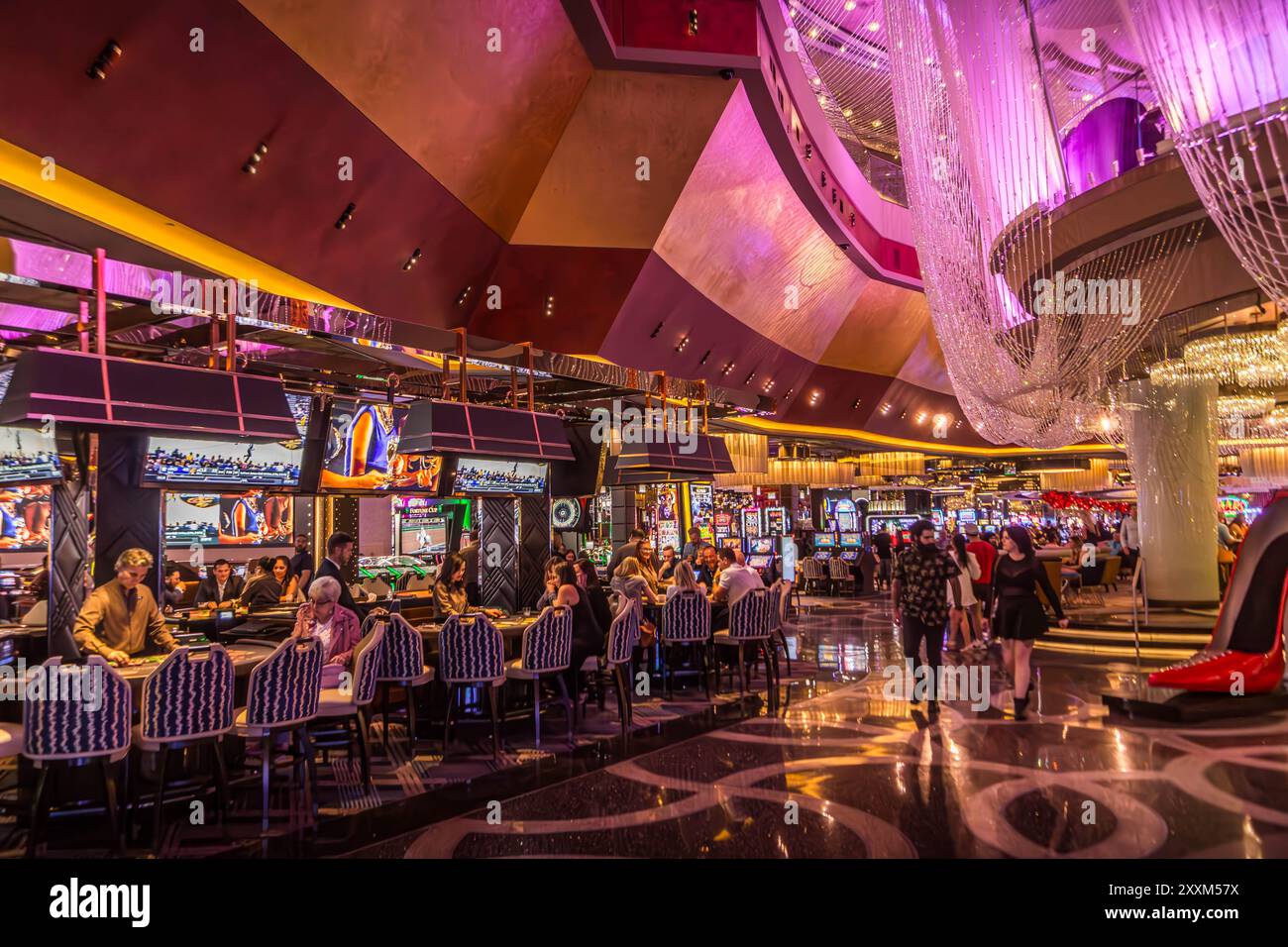 Die Touristen und Amerikaner im Casino in Las Vegas, einer Spielhauptstadt der USA, mit Poker, Roulette-Tischen und Spielautomaten Stockfoto