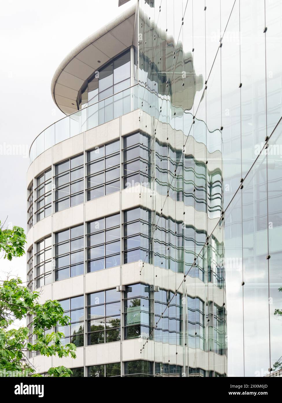 Spiegelreflexe der Gebäude- Stockfoto