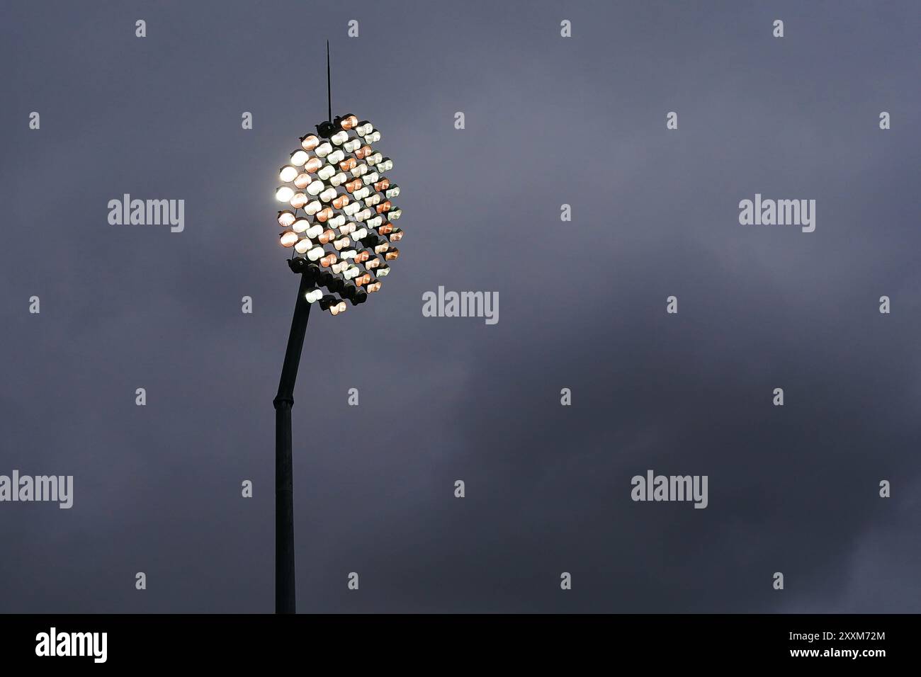 Bristol, Großbritannien, 25. August 2024. Eine allgemeine Ansicht von Flutlicht, da schlechtes Licht das Spiel während des Spiels der Vitality County Championship Division 2 zwischen Gloucestershire und Leicestershire stoppt. Quelle: Robbie Stephenson/Gloucestershire Cricket/Alamy Live News Stockfoto