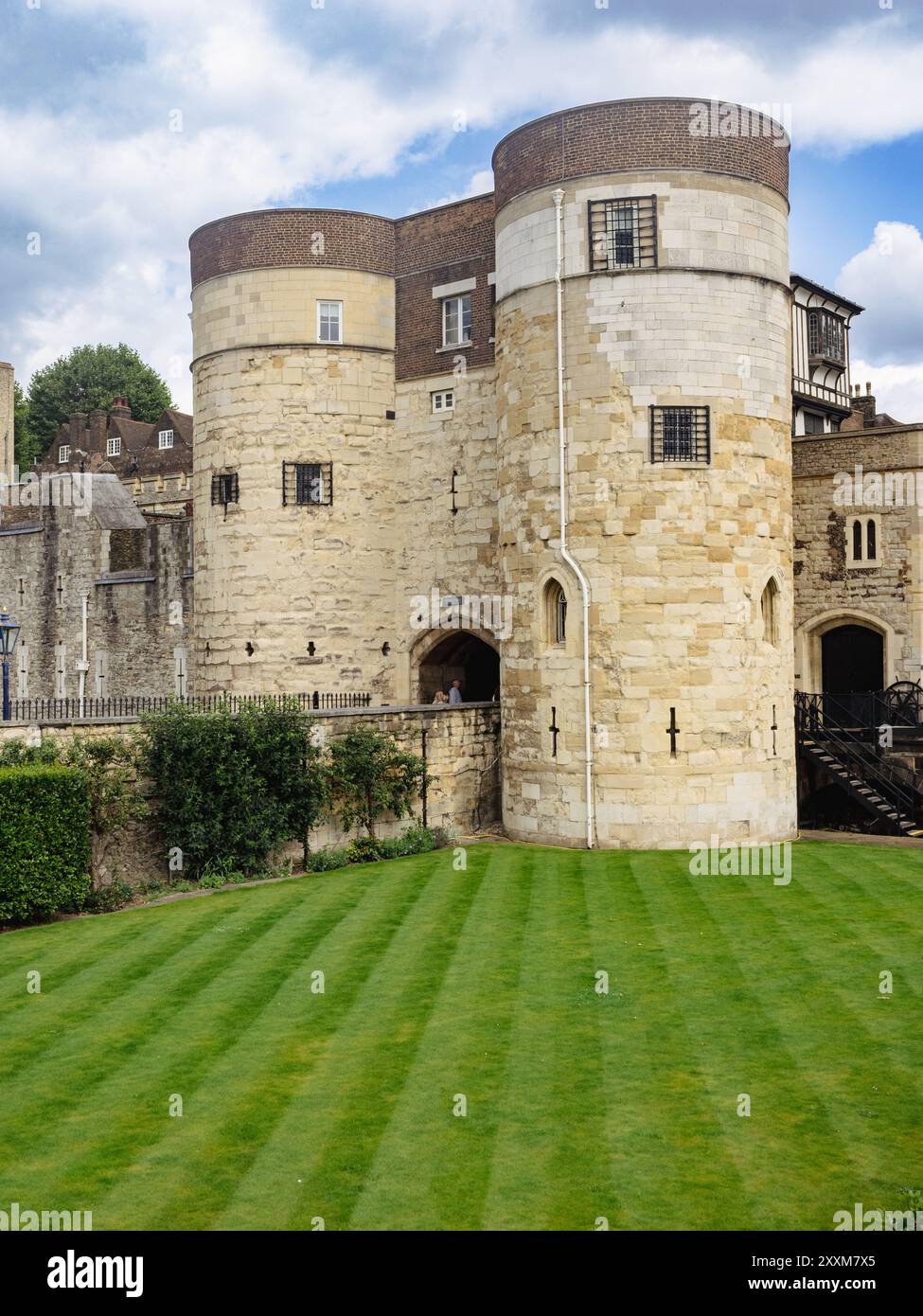 Tower of London und grüner Rasen Stockfoto