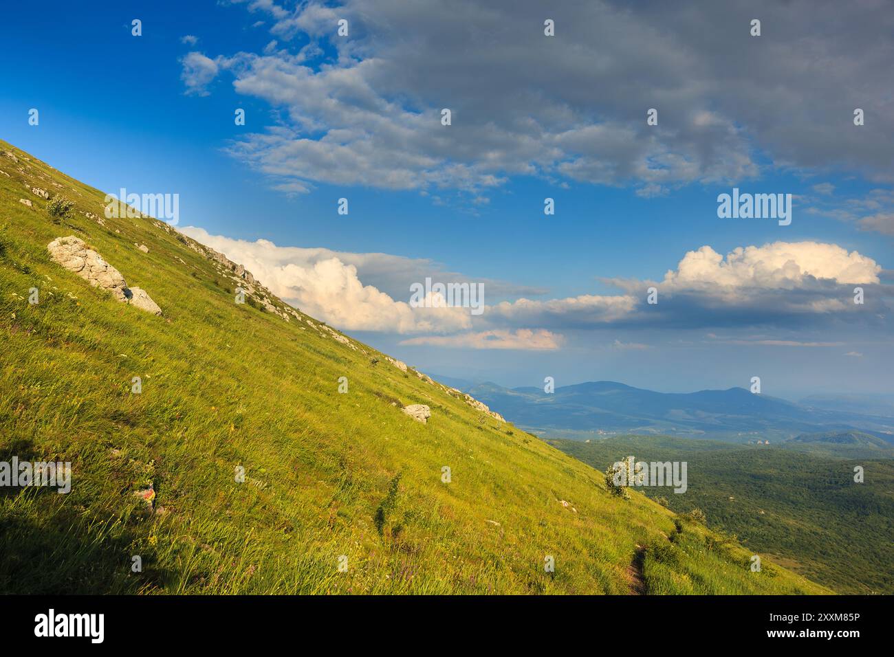 Dieses Bild zeigt einen Panoramablick auf die hügelige Landschaft vom Weg nach Šiljak auf dem Berg Rtanj Stockfoto