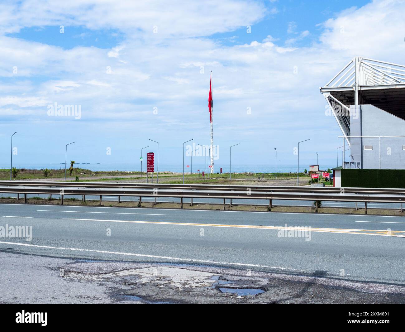 autobahn im Bezirk Caykara in der Türkei unter blauem bewölktem Himmel Stockfoto