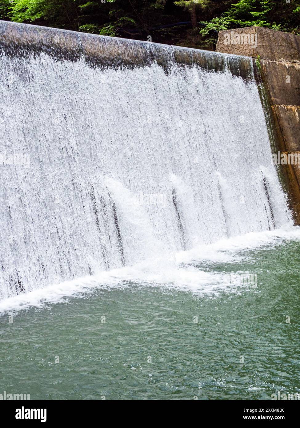 Wasserfluss des Caykara Wasserfalls im Bezirk Caykara der Türkei an bewölktem Sommertag Stockfoto