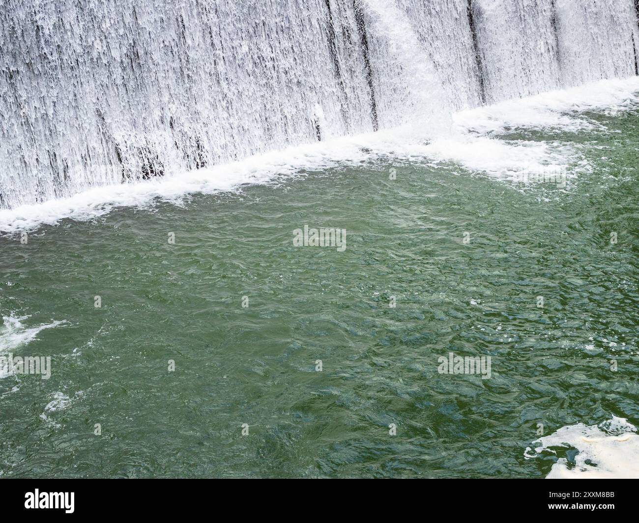 Caykara Wasserfall im Bezirk Caykara der Türkei an bewölktem Sommertag Stockfoto