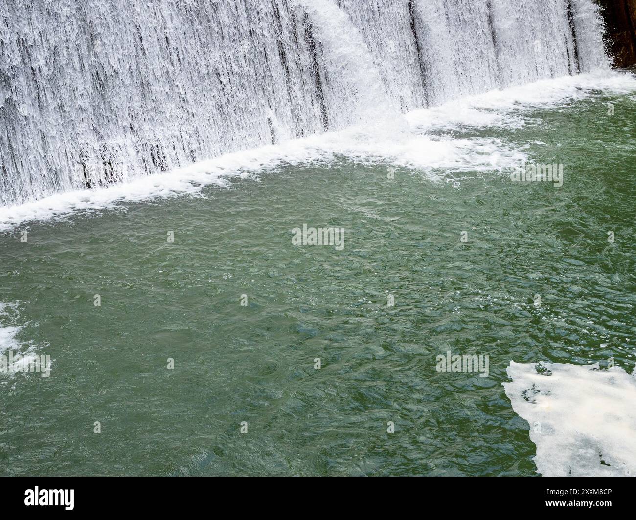 Oberfläche des Caykara Wasserfalls im Bezirk Caykara der Türkei an bewölktem Sommertag Stockfoto