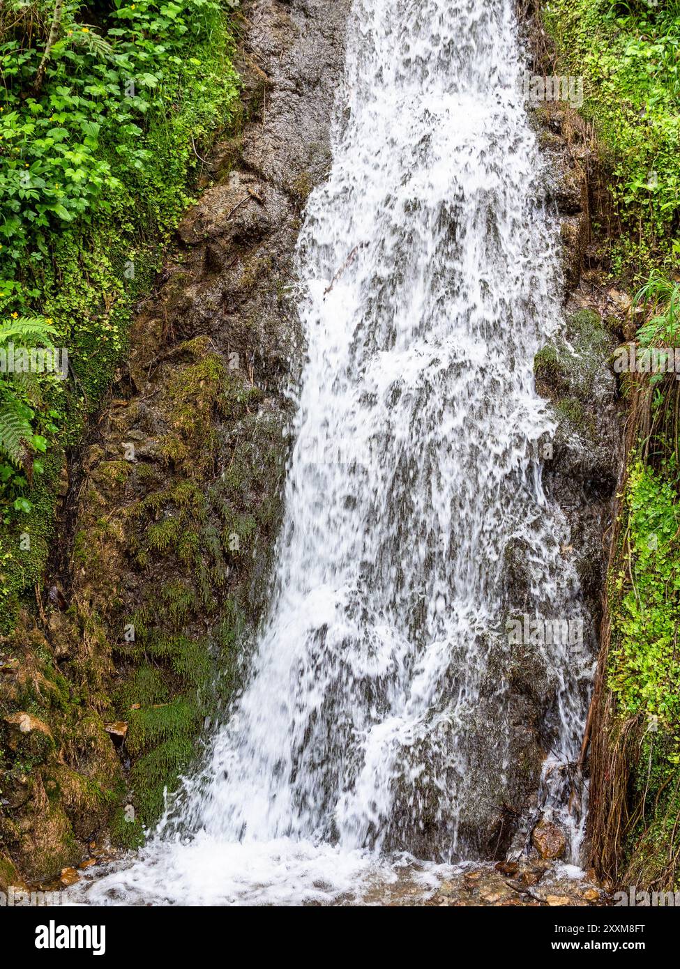 Natürlicher Wasserfall in Felsen im Bezirk Caykara der Türkei an bewölktem Sommertag Stockfoto