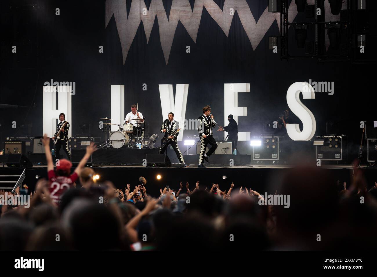 Paris, Frankreich. August 2024. Die Hives-Band tritt am zweiten Tag des Rock en seine-Festivals live auf. Die schwedische Punkband The Hives trat am zweiten Tag des Rock en seine Festivals im Domaine National Saint-Cloud in Paris auf. (Foto: Telmo Pinto/SOPA Images/SIPA USA) Credit: SIPA USA/Alamy Live News Stockfoto