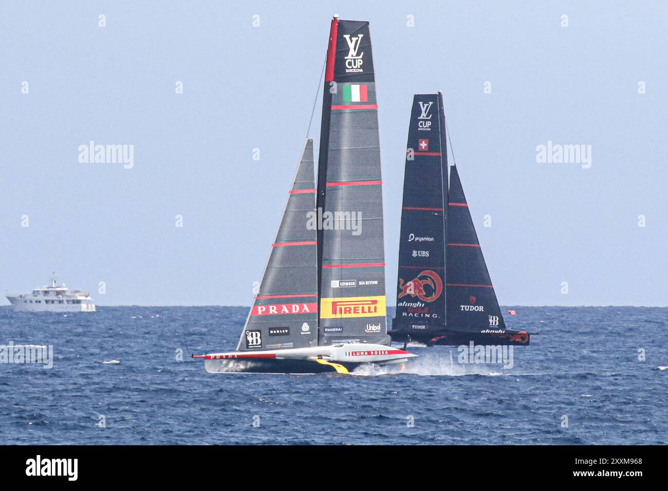 Alinghi Red Bull Racing (SUI) während des America's Cup - Barcelona Preliminary Regatta - Match Races and Final Match, Segelrennen in Barcelona, Spanien, 25. August 2024 Stockfoto