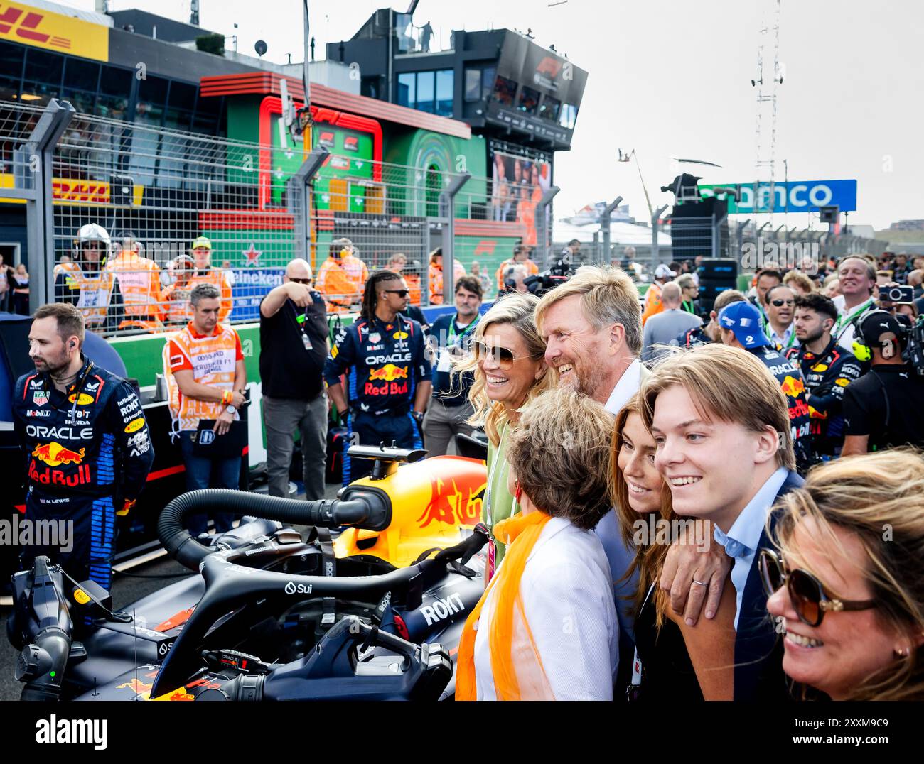 Zandvoort, Niederlande. August 2024. ZANDVOORT – Königin Maxima, König Willem-Alexander, Prinzessin Margriet, Prinzessin Alexia und Graf Claus-Casimir auf der Startaufstellung vor dem Formel-1-Grand-Prix der Niederlande auf dem Circuit of Zandvoort. ANP SEM VAN DER WAL Credit: ANP/Alamy Live News Stockfoto