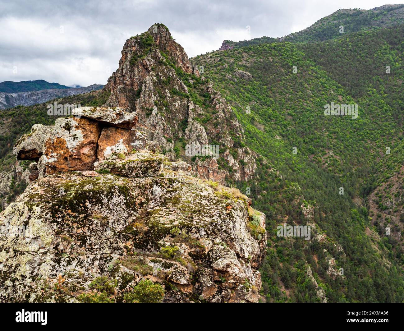 Felsen in den Bergen in der Nähe der Karaca-Höhle in der Provinz Gumushane, Türkei Stockfoto