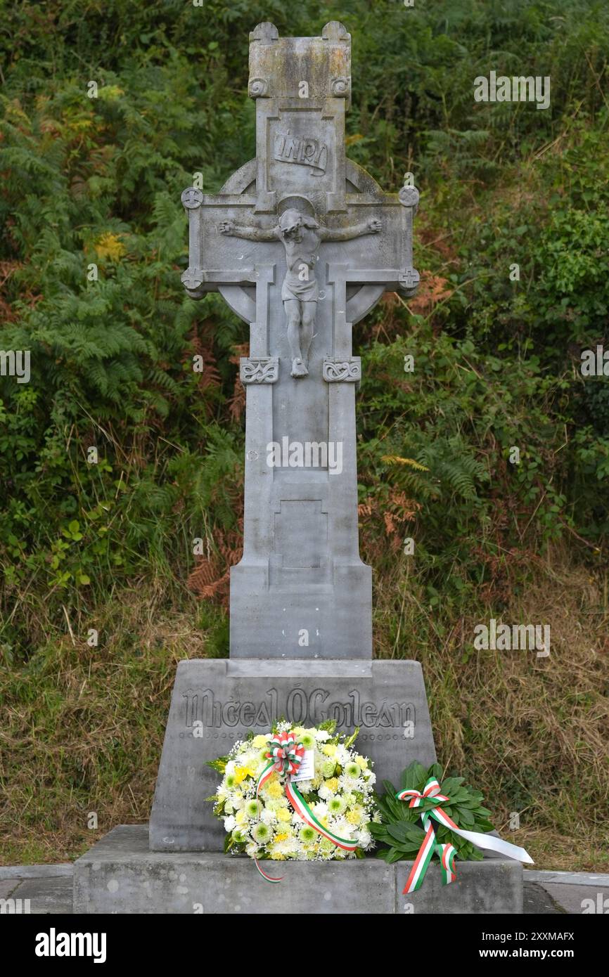 Die Blumen wurden von Taoiseach Simon Harris bei einer Zeremonie im Beal na Blath in County Cork anlässlich des 102. Todestages von Michael Collins verehrt. Bilddatum: Sonntag, 25. August 2024. Stockfoto