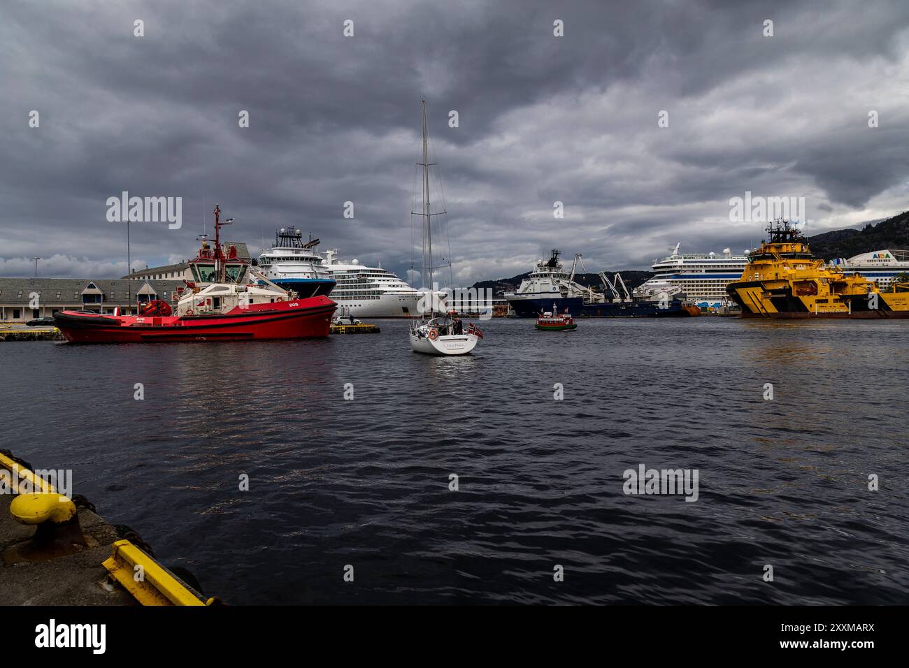 Schlepper Bob hat am Kai Tollboden im Hafen von Bergen, Norwegen, vor Anker gebracht. Andere Schiffe: North Pomor, Seabourn Sojourn, First Player, Beffen, Island Vang Stockfoto