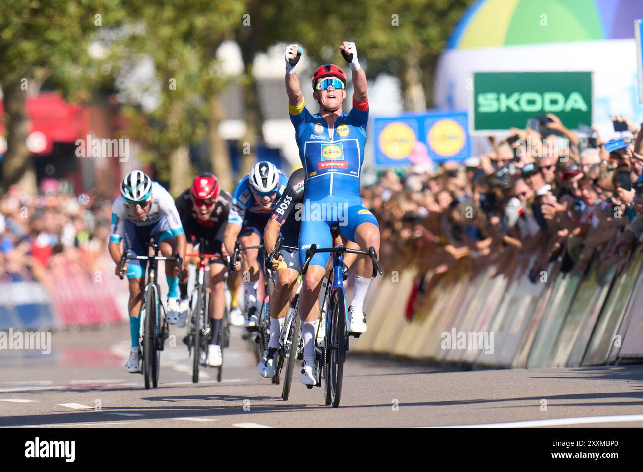 25. August 2024, Saarland, Saarbrücken: Der Däne Mads Pedersen vom Team Lidl-Trek gewinnt die vierte Etappe und damit auch die Gesamtwertung der Tour of Germany. Foto: Thomas Frey/dpa Stockfoto