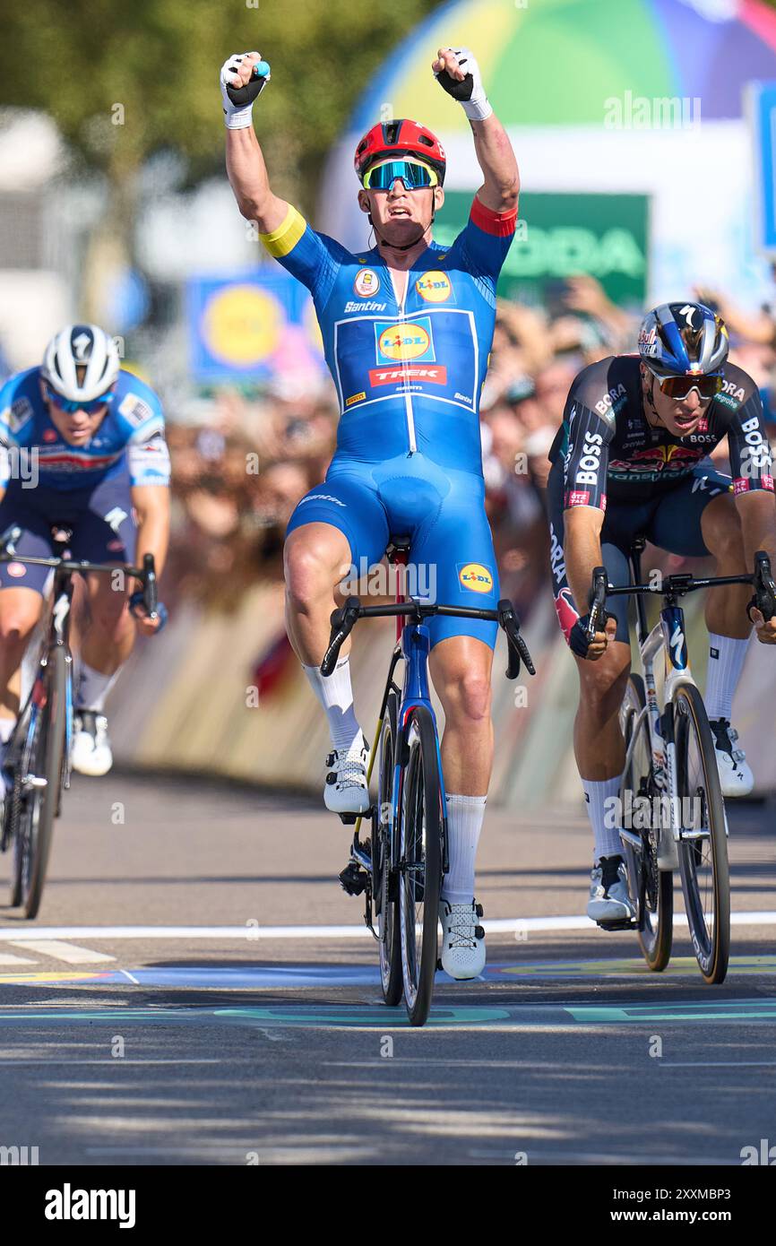 25. August 2024, Saarland, Saarbrücken: Der Däne Mads Pedersen vom Team Lidl-Trek gewinnt die vierte Etappe und damit auch die Gesamtwertung der Tour of Germany. Foto: Thomas Frey/dpa Stockfoto