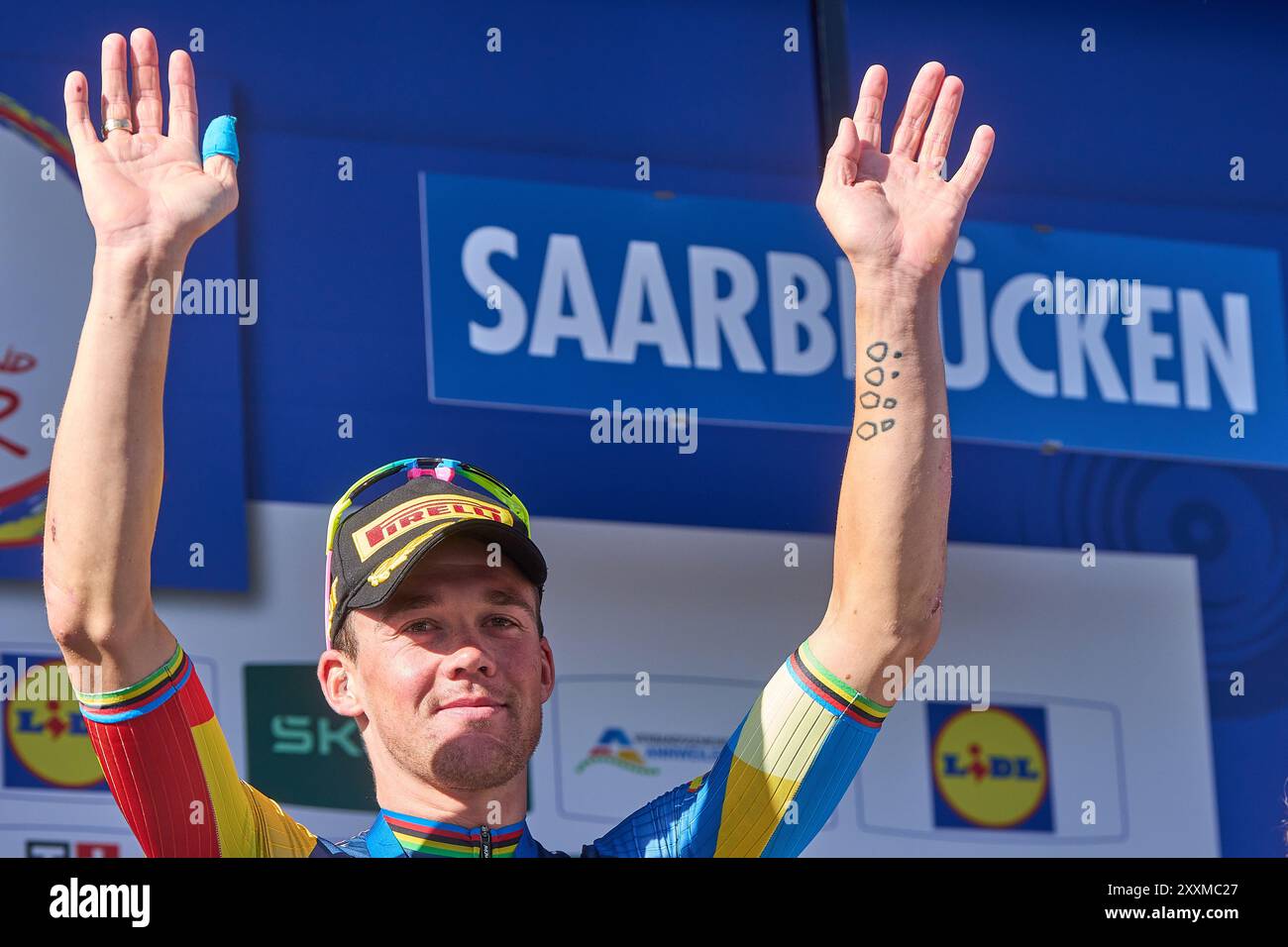 25. August 2024, Saarland, Saarbrücken: Der Däne Mads Pedersen vom Team Lidl-Trek gewinnt die vierte Etappe und damit auch die Gesamtwertung der Tour of Germany. Foto: Thomas Frey/dpa Stockfoto