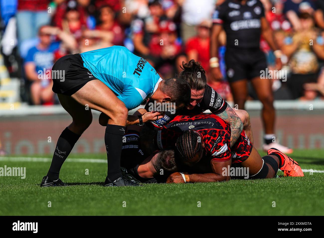 Wimbledon, Großbritannien. August 2024. Der Schiedsrichter sucht nach einem Versuch beim Spiel der Betfred Super League Runde 23 London Broncos gegen Leigh Leopards in Plough Lane, Wimbledon, Großbritannien, 25. August 2024 (Foto: Izzy Poles/News Images) in Wimbledon, Großbritannien am 25.08.2024. (Foto: Izzy Poles/News Images/SIPA USA) Credit: SIPA USA/Alamy Live News Stockfoto