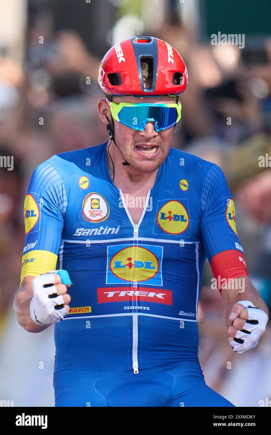 25. August 2024, Saarland, Saarbrücken: Der Däne Mads Pedersen vom Team Lidl-Trek gewinnt die vierte Etappe und damit auch die Gesamtwertung der Tour of Germany. Foto: Thomas Frey/dpa Stockfoto