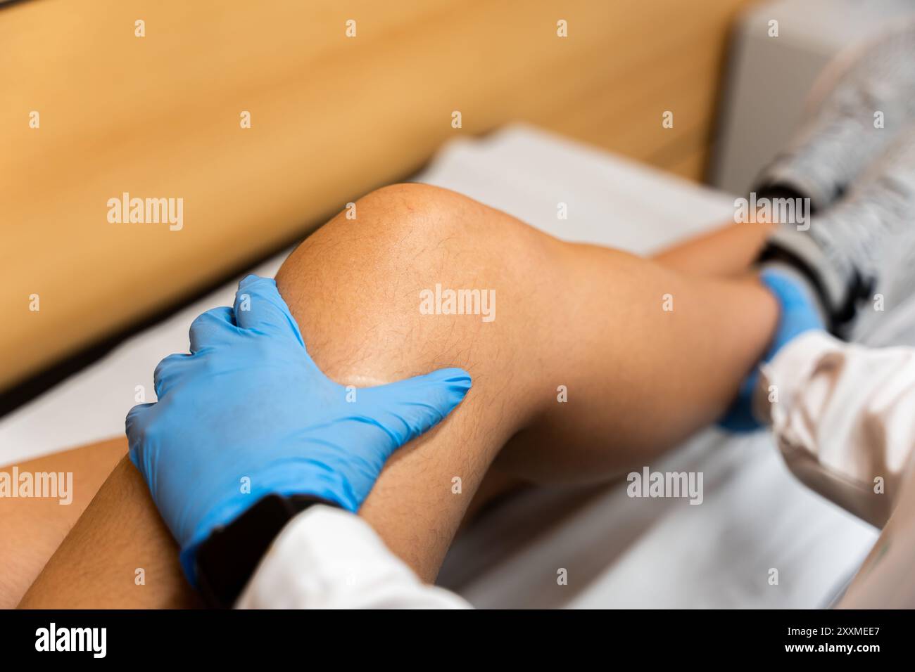 Das Konzept der Wachstumsschmerzen im Kindesalter. Luxation und Verletzung des Kniegelenkes, Verstauchung, Bewegungsapparat Stockfoto