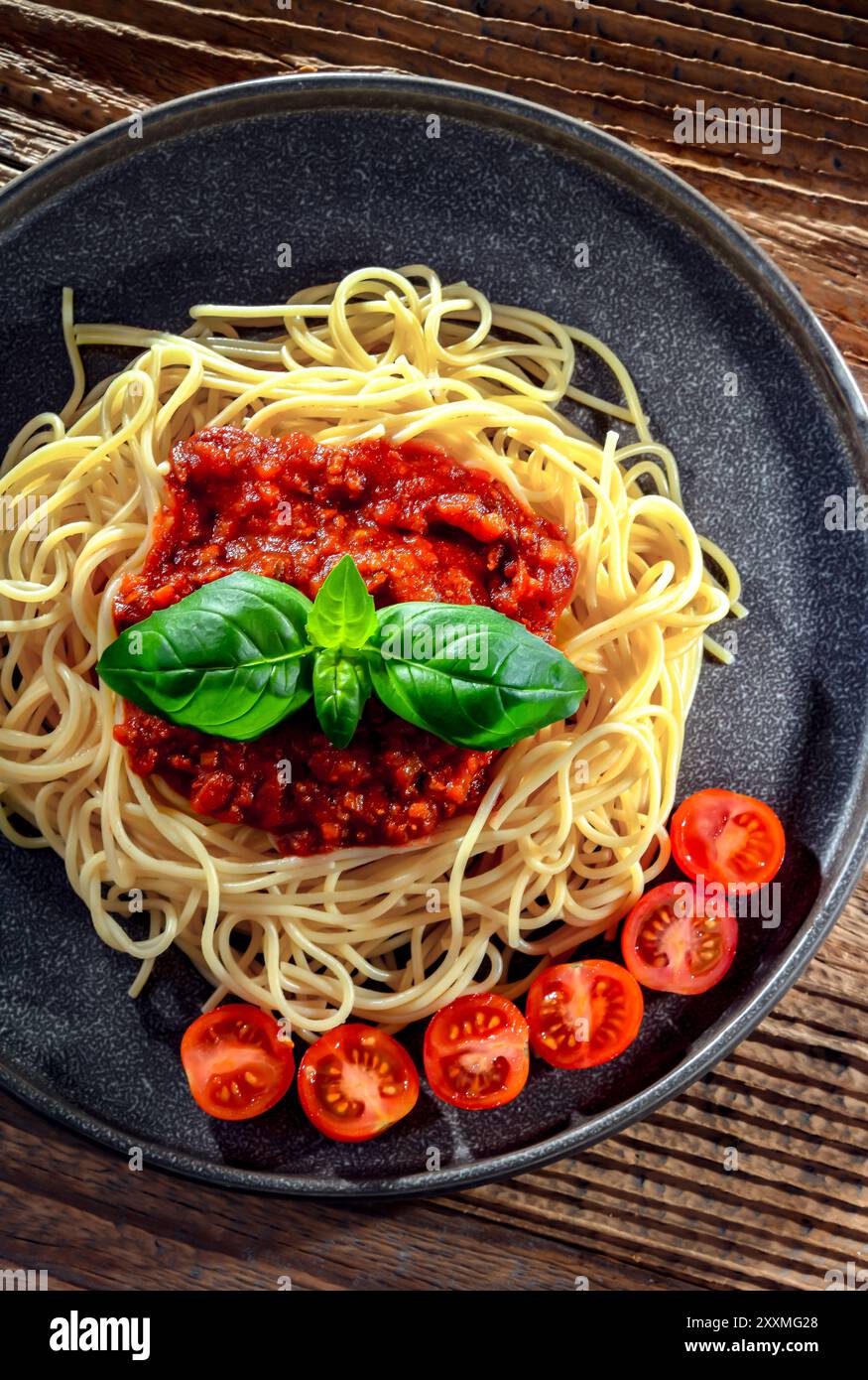 Zusammensetzung mit einem Teller Spaghetti Bolognese. Stockfoto