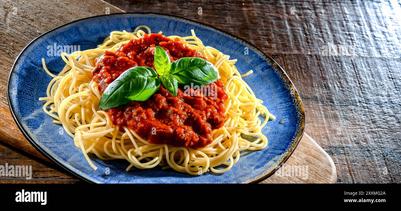 Zusammensetzung mit einem Teller Spaghetti Bolognese. Stockfoto