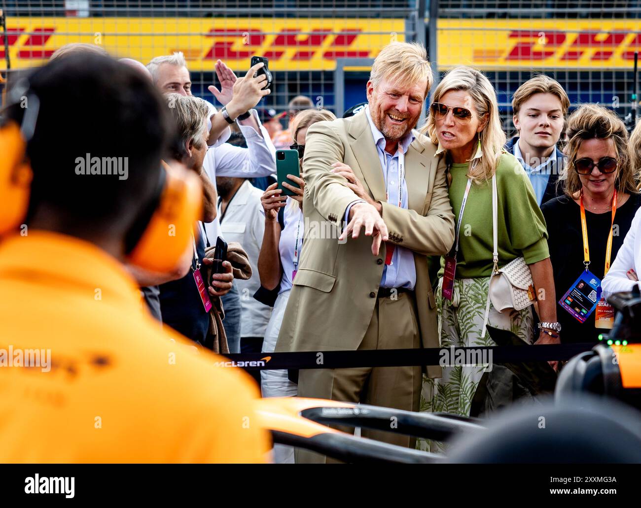 Zandvoort, Niederlande. August 2024. ZANDVOORT – König Willem-Alexander und Königin Maxima zusammen mit Prinzessin Margriet, Prinzessin Alexia und Graf Claus-Casimir auf der Startaufstellung vor dem F1 Grand Prix der Niederlande auf dem Circuit of Zandvoort. ANP REMKO DE WAAL Credit: ANP/Alamy Live News Stockfoto