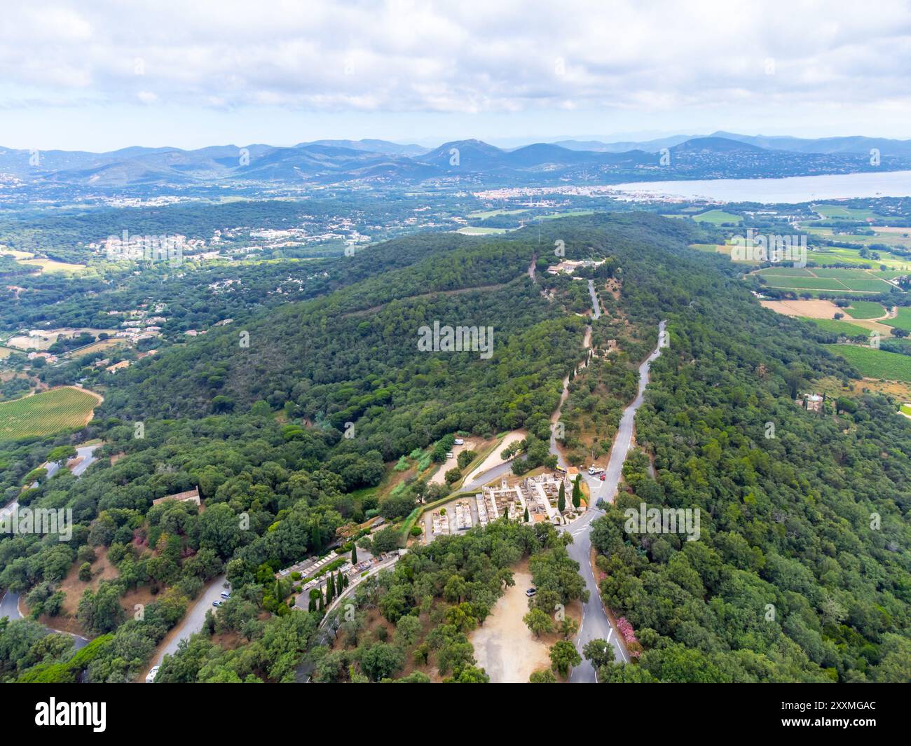 Blick aus der Vogelperspektive auf grüne Hügel, Kiefern und Eichen, Häuser, Golf von saint-tropez, Dorf Gassin, Weinberge, Provence, Var, Frankreich Stockfoto