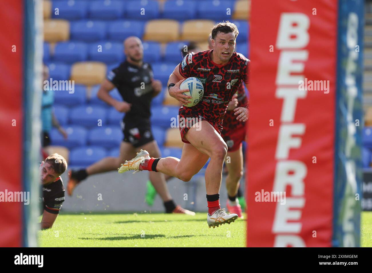 London, Großbritannien. August 2024. Kai O’Donnell von Leigh Leopards erzielte einen Versuch, das Ergebnis 12-18 während des Super League-Spiels zwischen London Broncos und Leigh Leopards im Cherry Red Records Stadium, Plough Lane, London, England am 25. August 2024 zu erreichen. Foto von Ken Sparks. Nur redaktionelle Verwendung, Lizenz für kommerzielle Nutzung erforderlich. Keine Verwendung bei Wetten, Spielen oder Publikationen eines einzelnen Clubs/einer Liga/eines Spielers. Quelle: UK Sports Pics Ltd/Alamy Live News Stockfoto