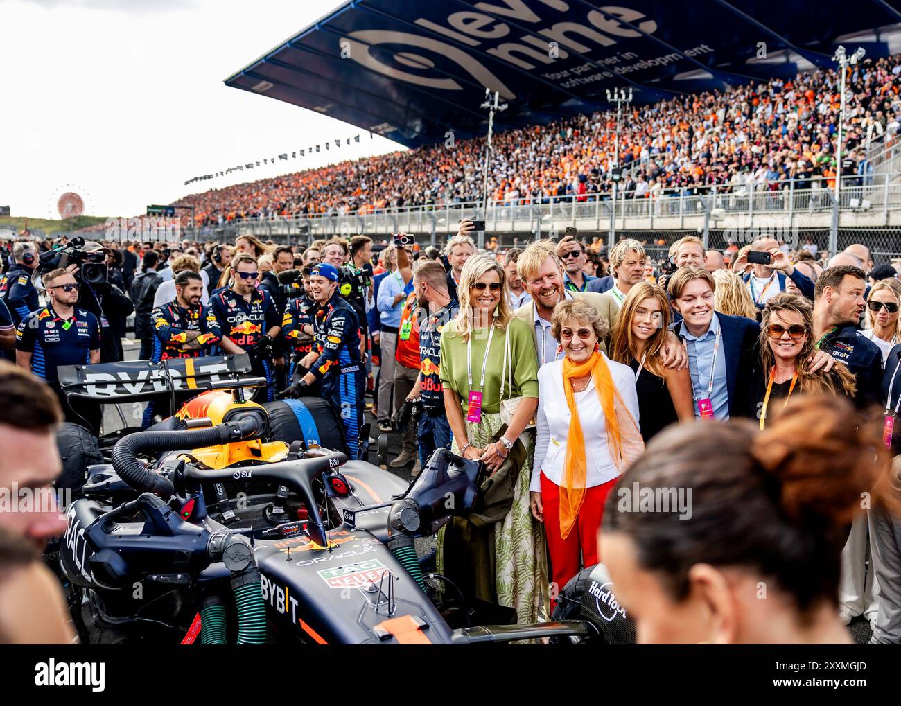 Zandvoort, Niederlande. August 2024. ZANDVOORT – König Willem-Alexander und Königin Maxima zusammen mit Prinzessin Margriet, Prinzessin Alexia und Graf Claus-Casimir auf der Startaufstellung vor dem F1 Grand Prix der Niederlande auf dem Circuit of Zandvoort. ANP REMKO DE WAAL Credit: ANP/Alamy Live News Stockfoto