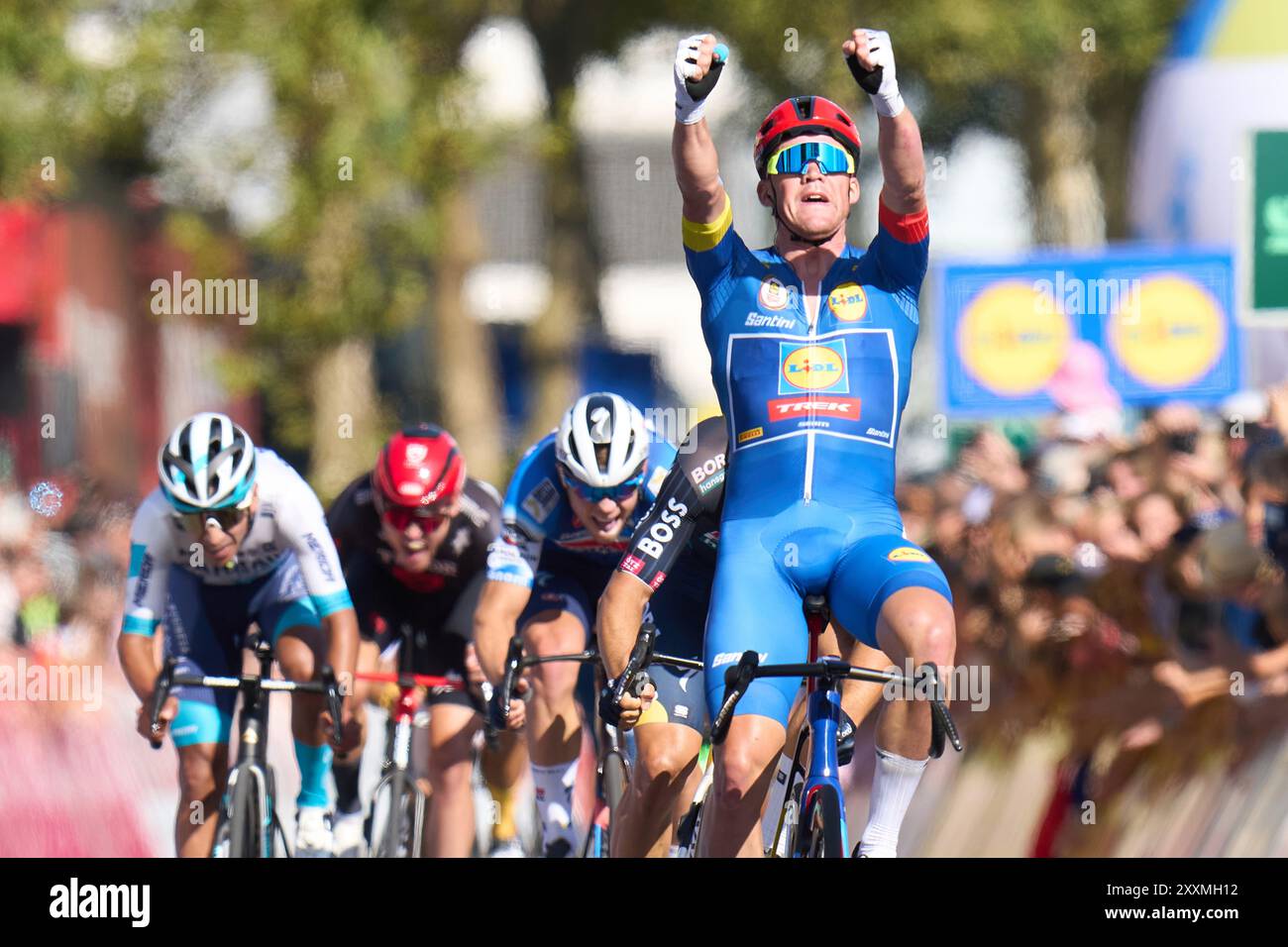 25. August 2024, Saarland, Saarbrücken: Der Däne Mads Pedersen vom Team Lidl-Trek gewinnt die vierte Etappe und damit auch die Gesamtwertung der Tour of Germany. Foto: Thomas Frey/dpa Stockfoto