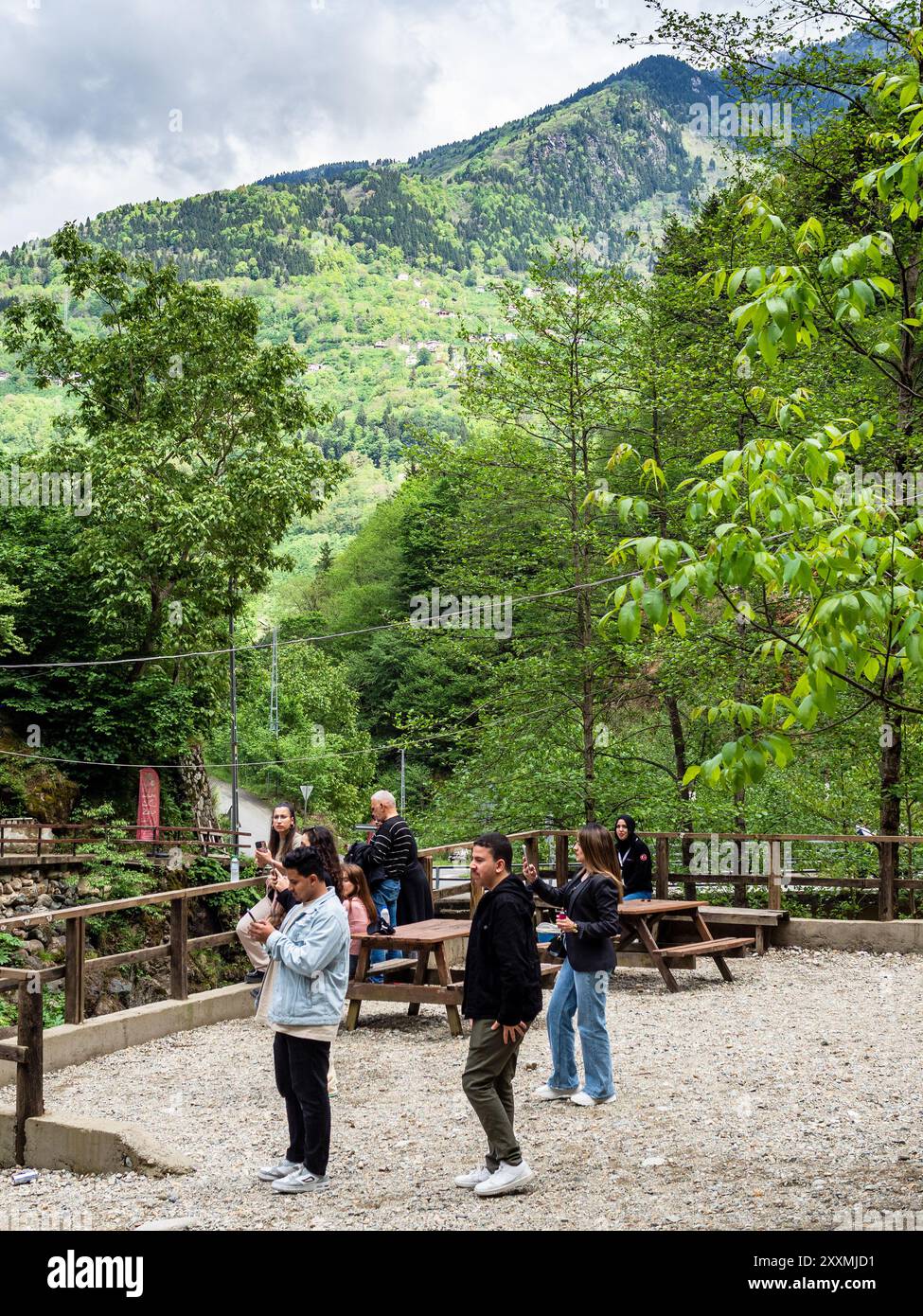 Caykara, Türkei - 4. Mai 2024: Touristen auf Aussichtspunkt in der Nähe des Caykara Wasserfalls im Bezirk Caykara der Türkei an bewölktem Sommertag Stockfoto