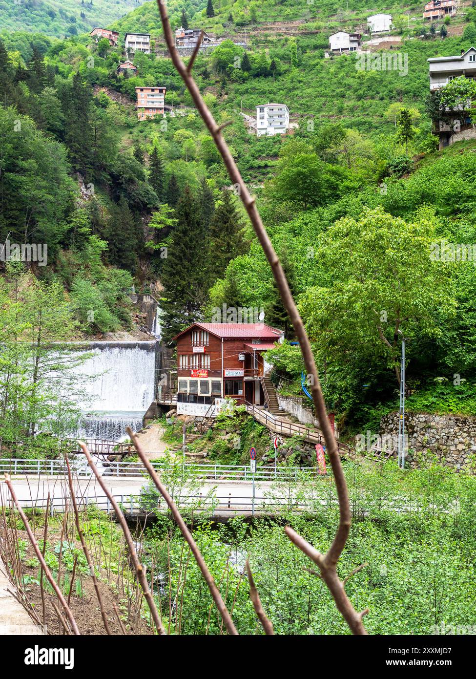 Caykara, Türkei - 4. Mai 2024: Dorf in der Nähe des Caykara Wasserfalls im Bezirk Caykara der Türkei an bewölktem Sommertag Stockfoto