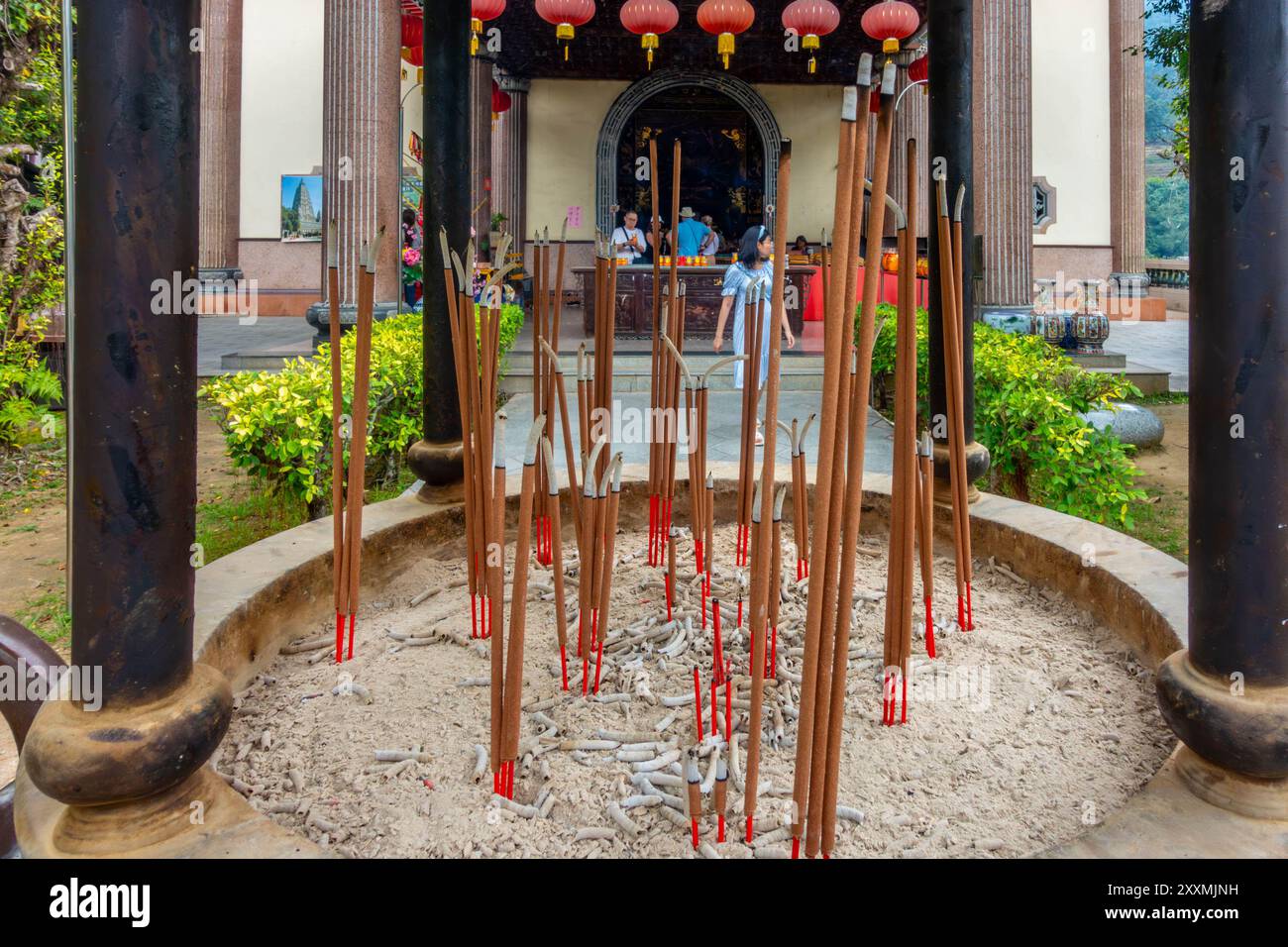 Joss Sticks brennen in einem Räuchergefäß, um der Luft außerhalb eines der Tempel im Kek Lok Si Buddhist Temple Complex in Penang, Malaysia, etwas Flagrantigkeit zu verleihen Stockfoto