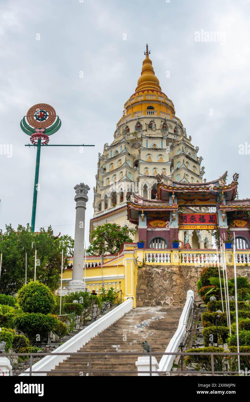 Stufen, die zur zehntausend Buddhas-Pagode am Kek Lok Si Buddhistischen Tempel in Penang, Malaysia, führen Stockfoto