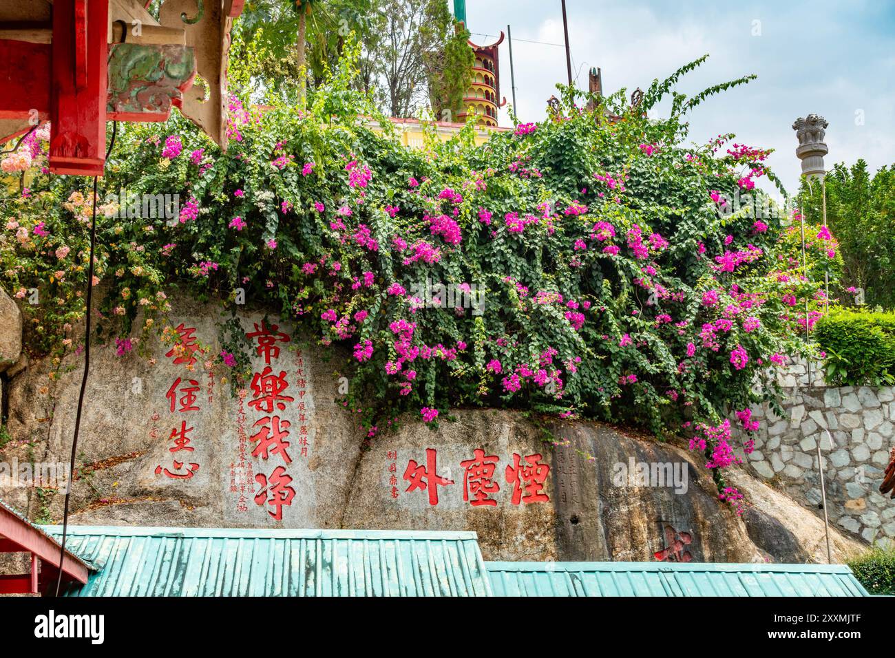 Chinesische Symbole in Rot an einer Wand im Tek Lok Si Tempel in Penang, Malaysi Stockfoto