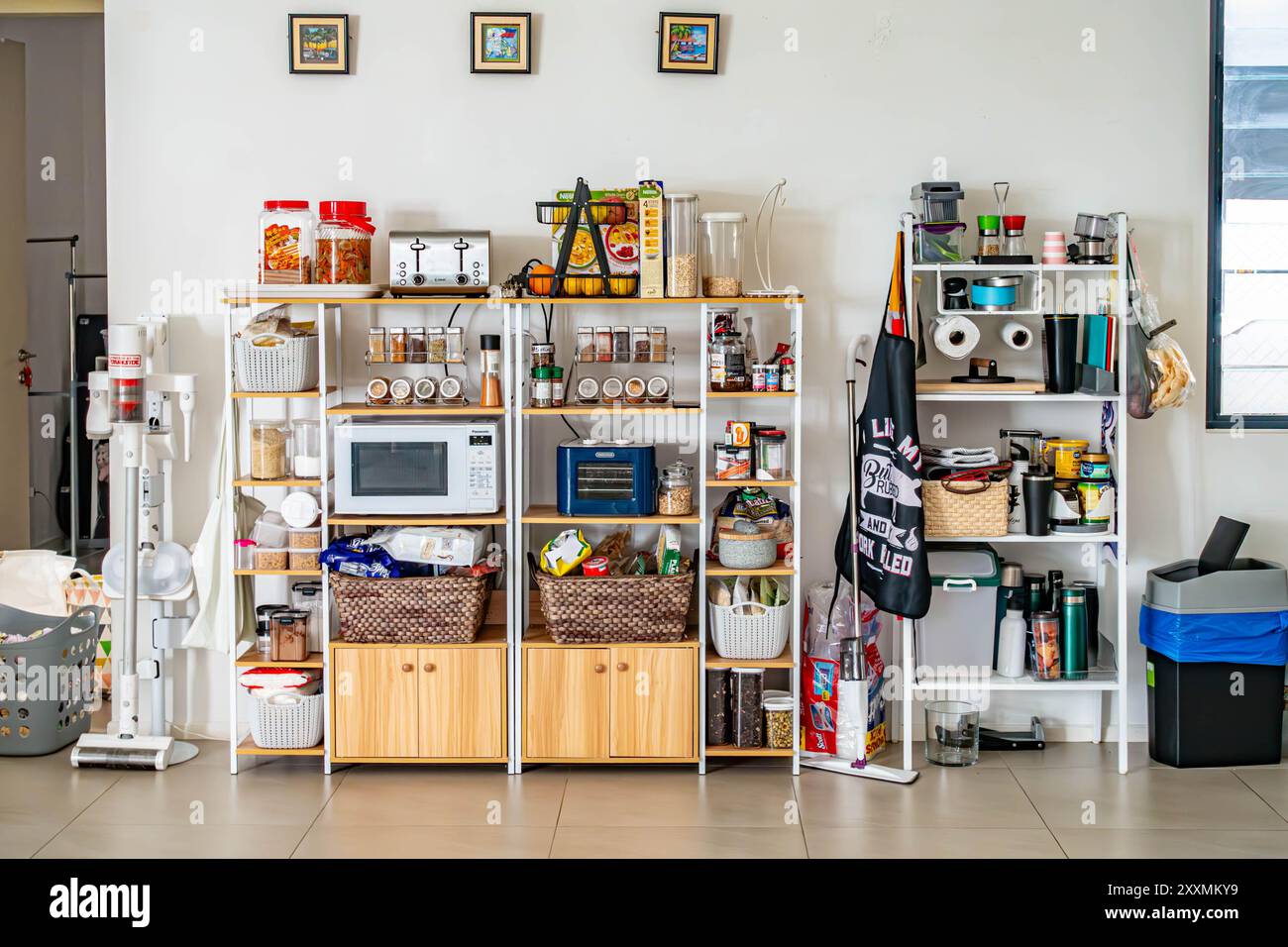 Ein Küchenschrank mit Regalen, Lebensmitteln und Küchengeräten. Stockfoto