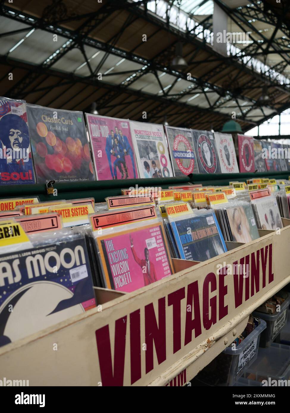 Vintage-Vinyl bei Kellys Records, Cardiff Market, Cardiff, Wales, Großbritannien Stockfoto