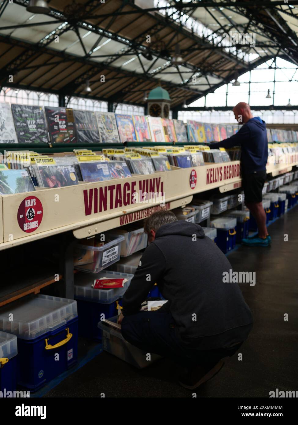 Kunden stöbern bei Kellys Records, Cardiff Central Market, Cardiff, Wales, Großbritannien Stockfoto