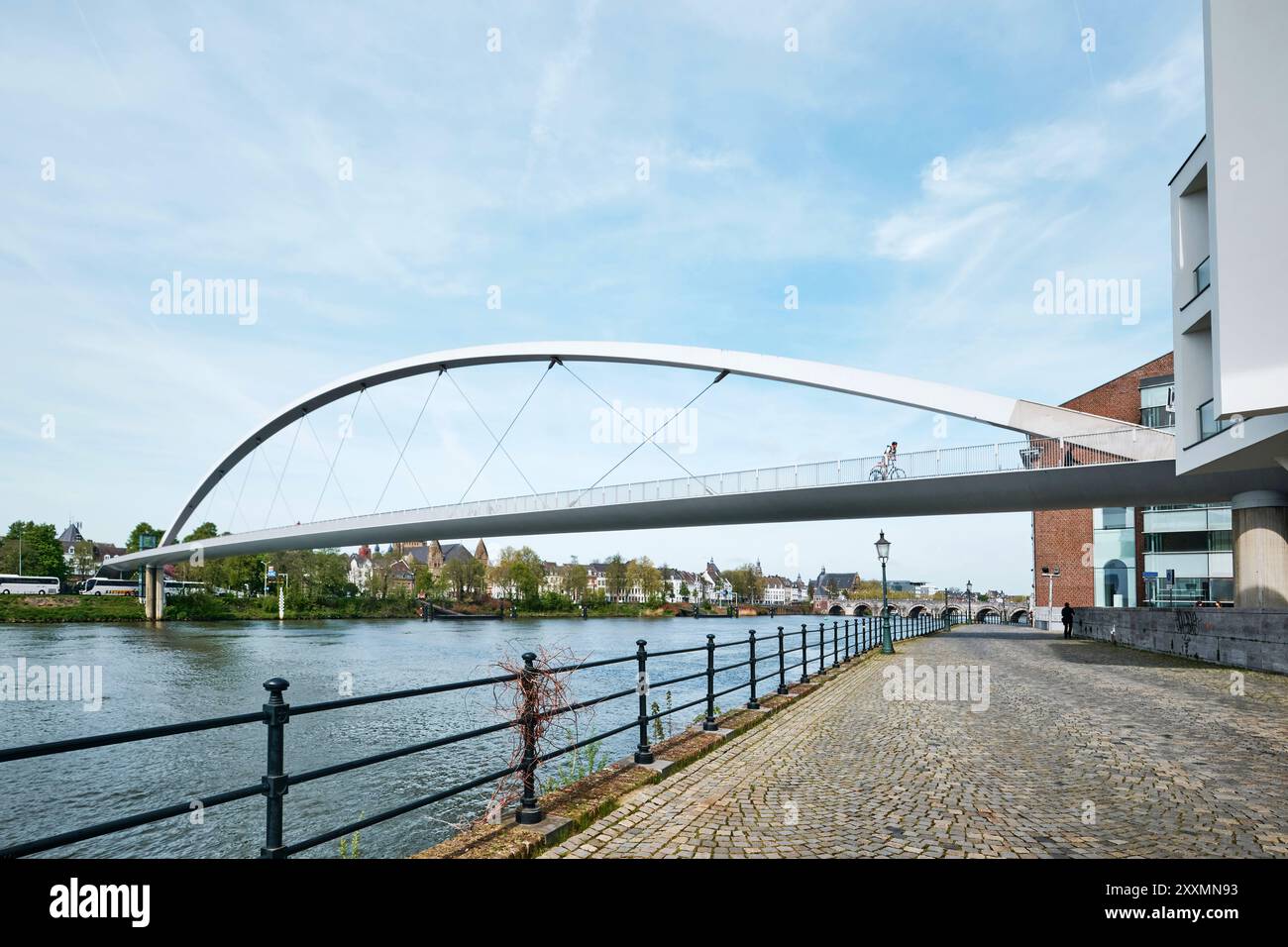 Maastricht, Niederlande - 13. April 2024: Hoge brug (hohe Brücke) gegenüber dem historischen Stadtzentrum von Maastricht über dem Fluss Maas Stockfoto