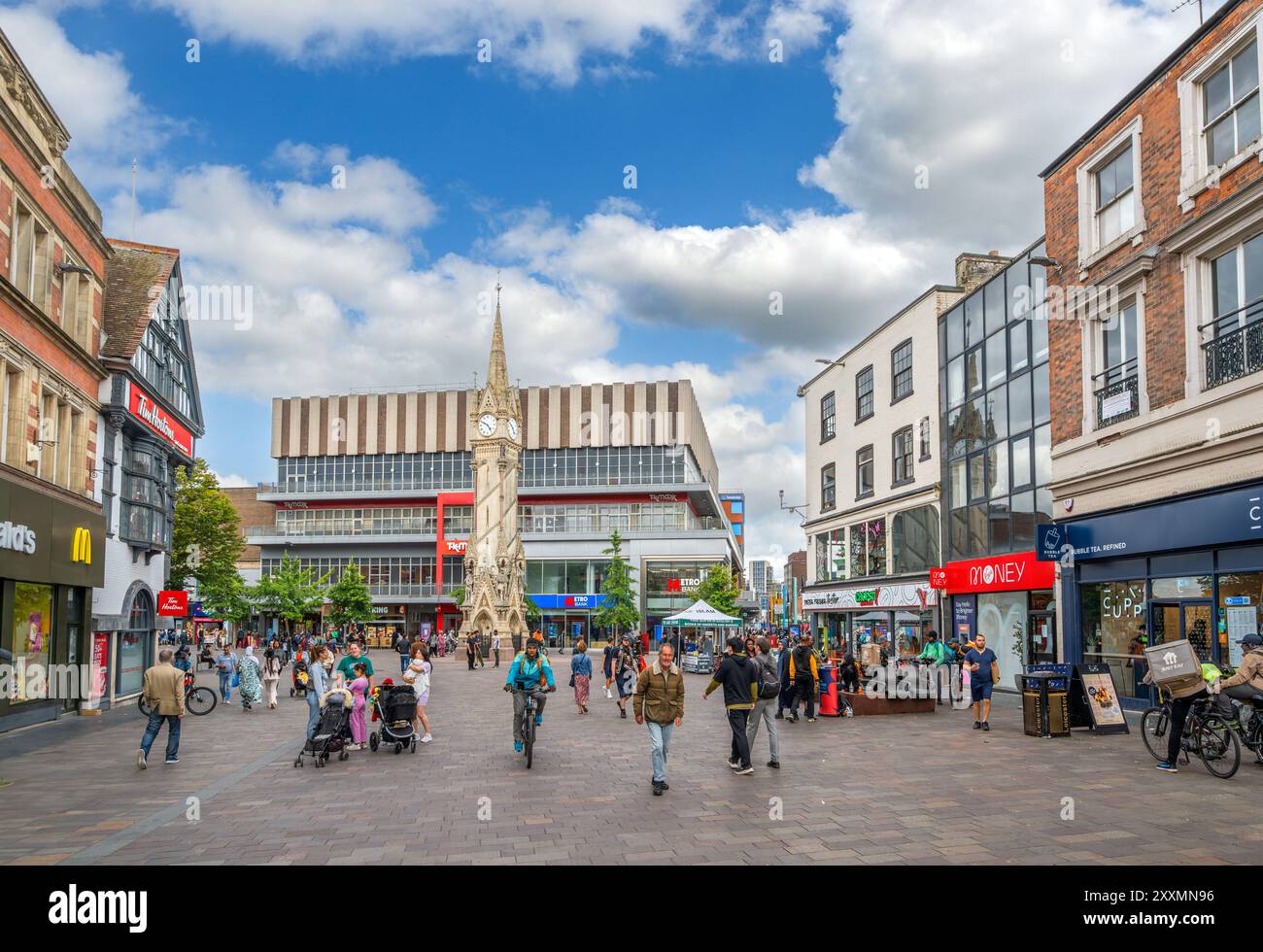 Geschäfte am East Gates mit Blick auf den Clocktower, Leicester, Leicestershire, England, Großbritannien Stockfoto