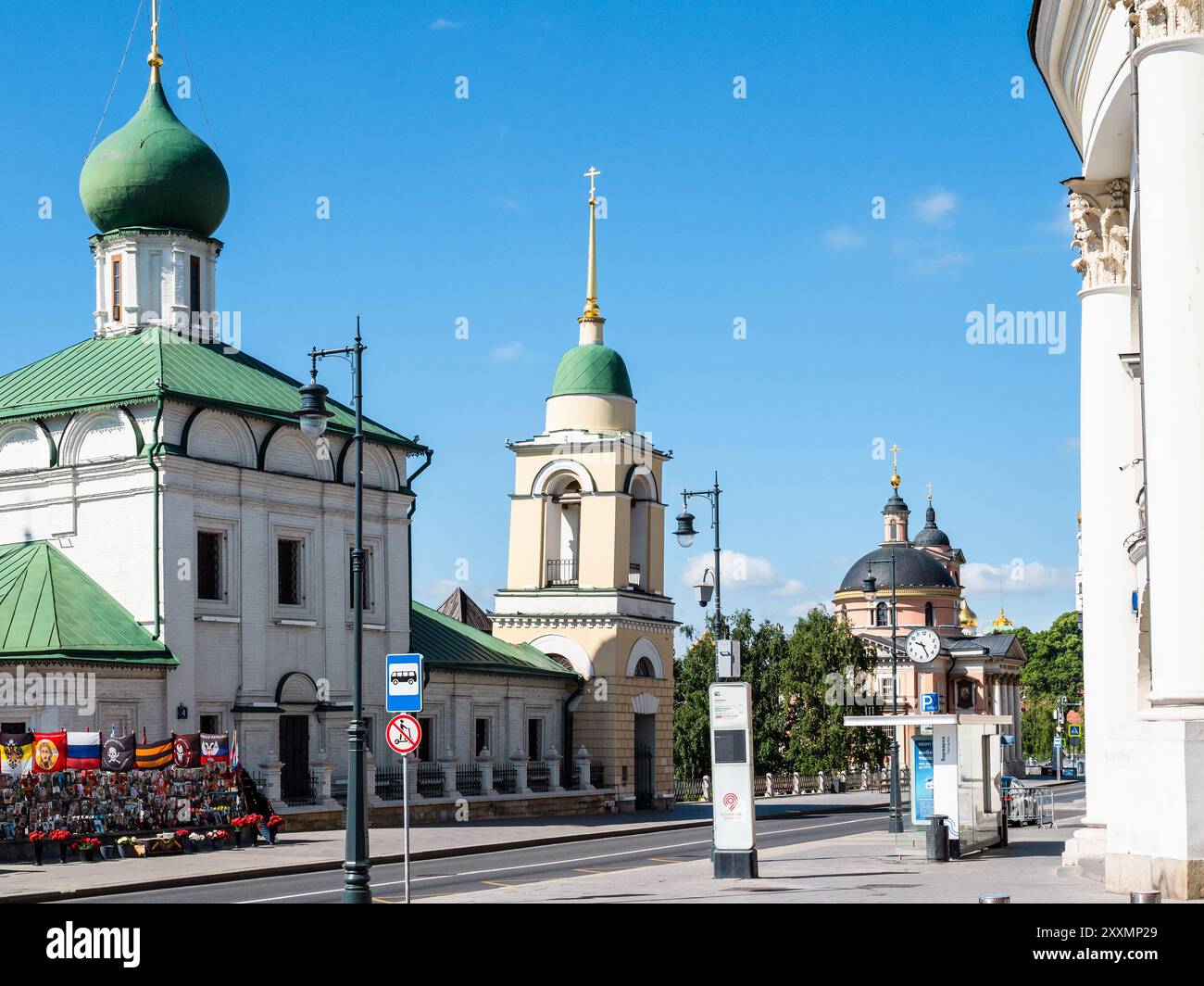 Moskau, Russland - 9. Juni 2024: Kirchen in der Varvarka-Straße in Moskau am sonnigen Sommertag Stockfoto