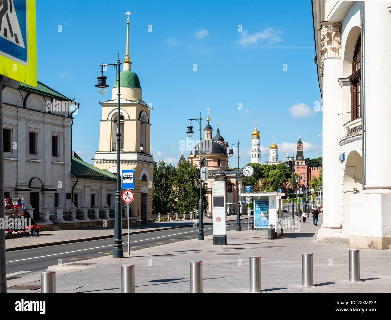 Moskau, Russland - 9. Juni 2024: Glockenturm und Kirchen in der Varvarka-Straße in Moskau am sonnigen Sommertag Stockfoto