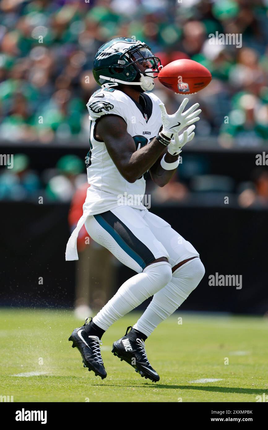 Philadelphia Eagles wide receiver Parris Campbell catches a kick off against the Minnesota Vikings during an NFL pre-season football game, Saturday, Aug.24, 2024, in Philadelphia. The Vikings defeated the Eagles 26-3. (AP Photo/Rich Schultz) Stockfoto