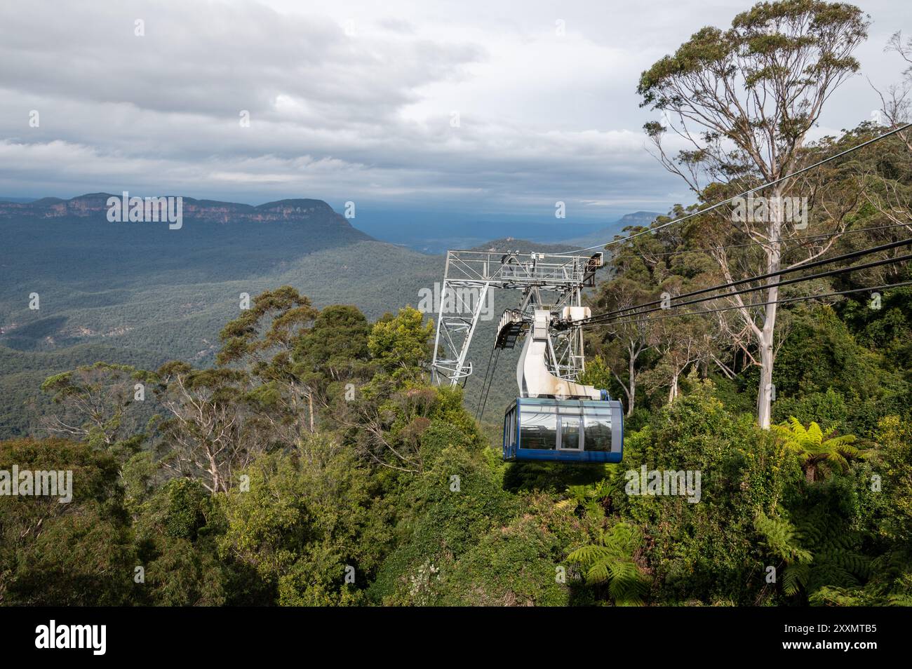 Australiens größte Seilbahn, der Cableway mit Platz für 84 Personen, verlässt das Scenic World-Gebäude zur Scenic Cableway Bottom Station – 545 Meter Stockfoto
