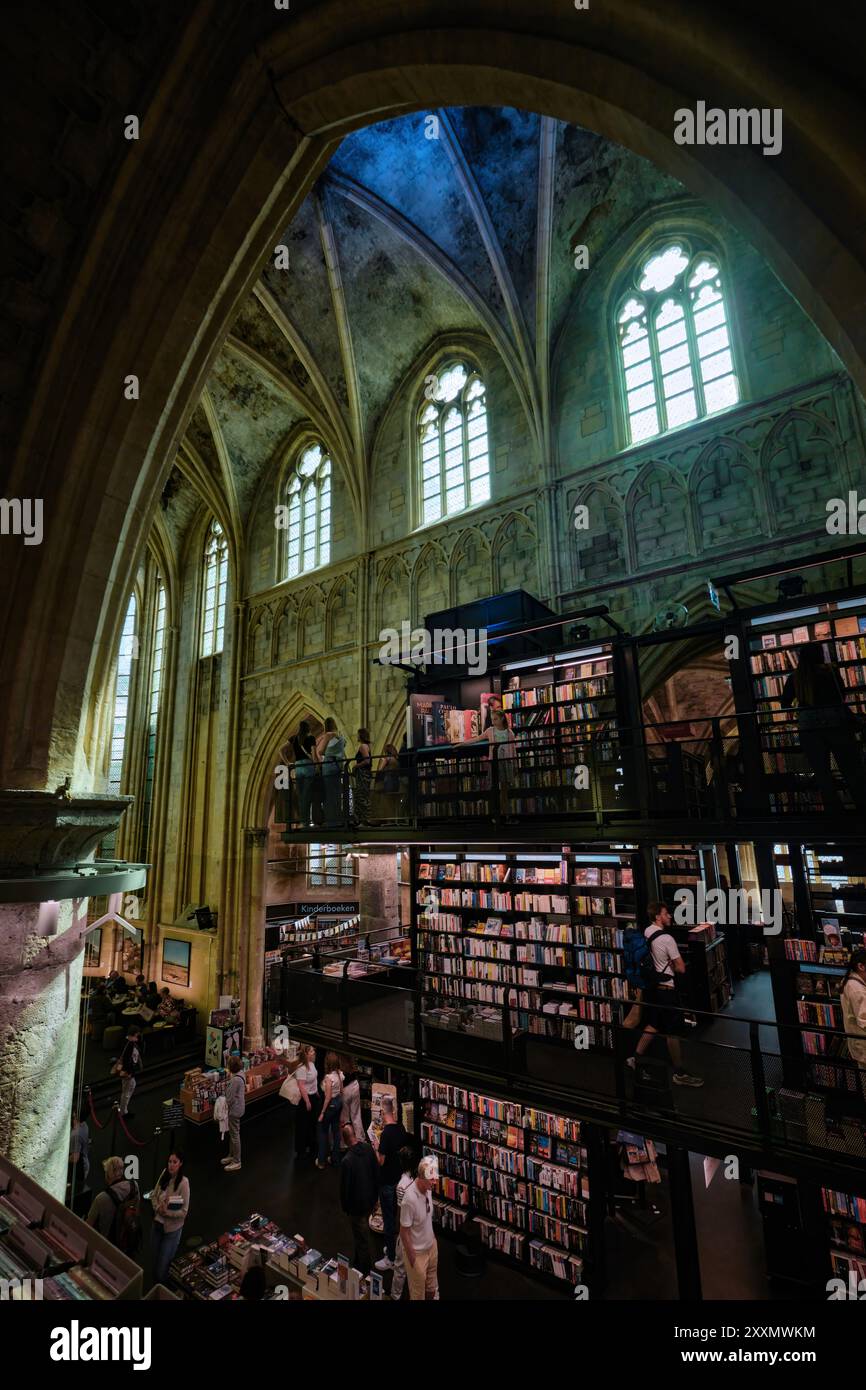 Maastricht, Niederlande - 13. April 2024: Innenansicht des berühmten Buchladens Dominicanen, ehemalige mittelalterliche Kirche Stockfoto