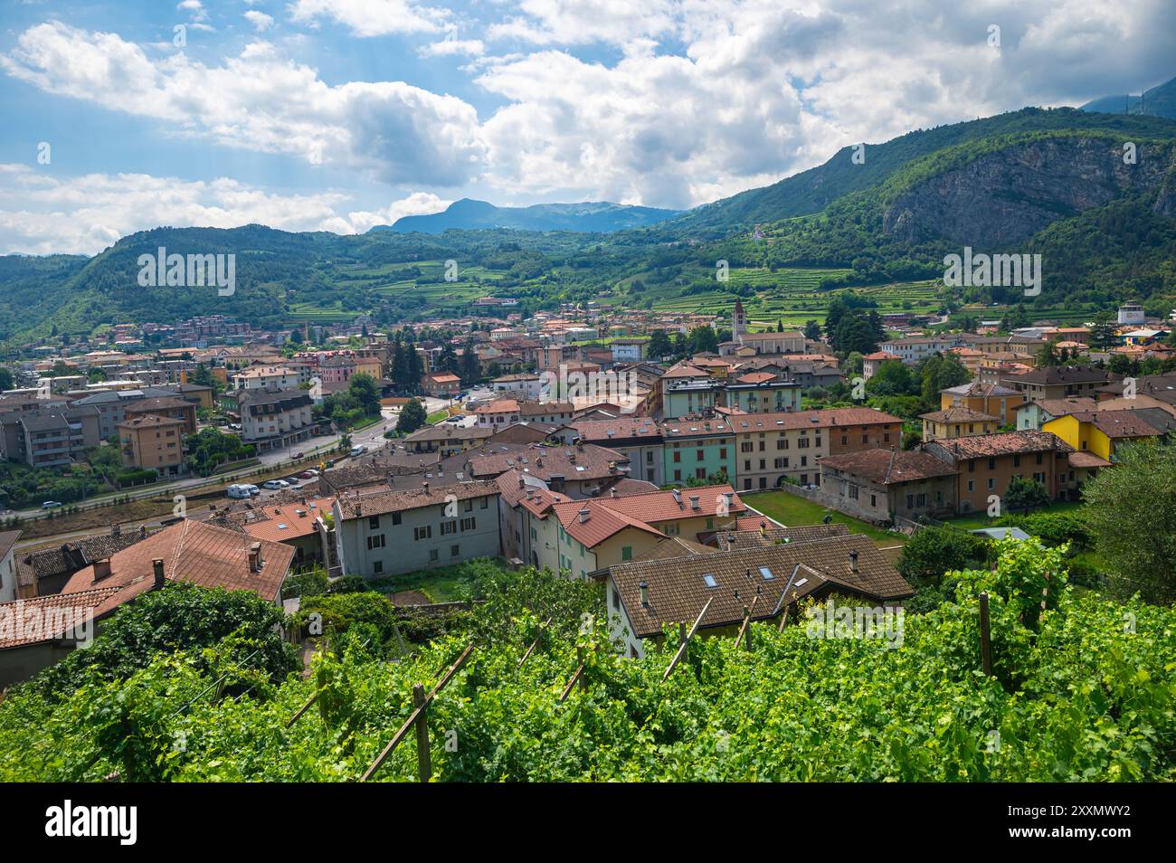 Malerischer Blick auf das Dorf Mori und die umliegende Berglandschaft in der autonomen Provinz Trient, Italien Stockfoto