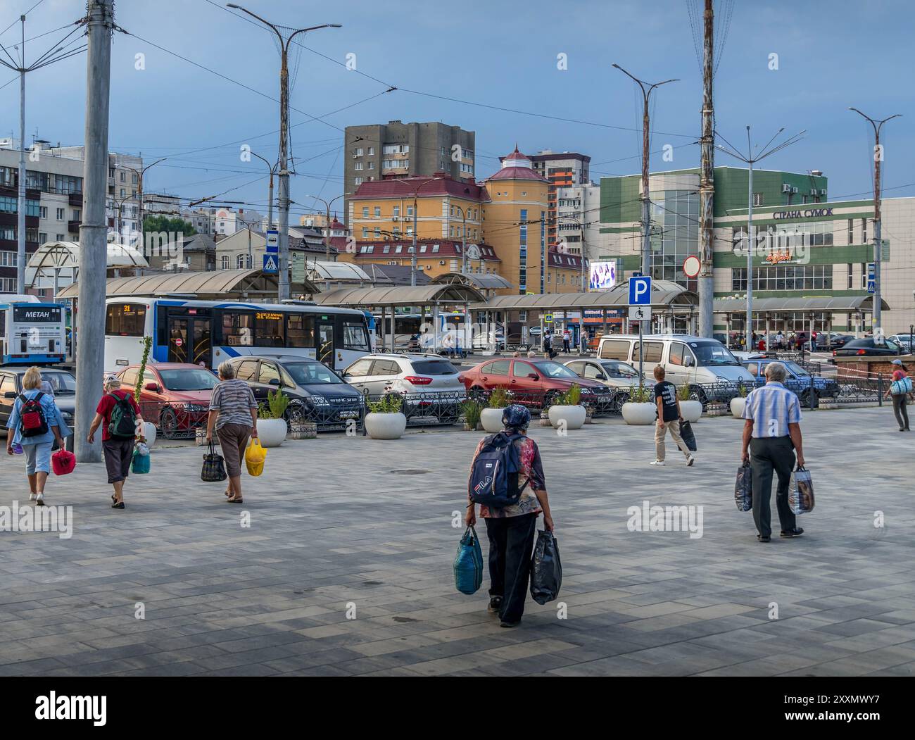 Die Russen in den geschäftigen Straßen der Innenstadt von Belgorod, einer Stadt im Oblast Belgorod (Region Belgorod), Westrussland. Stockfoto
