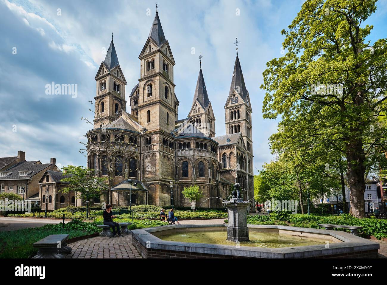 Roermond, Niederlande - 13. April 2024: Münsterkerk oder Münsterkirche. Spätromanische Architektur Stockfoto